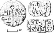 A Maros-völgyi Tatárlakán felszínre került három agyagtábla egy ókori napvárta alkateleme volt. A korongon magyar nyelvű felirat szerepel.